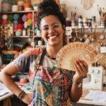 artesã radiante com um leque de dinheiro