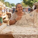 artesã na feira vendendo toalha de crochÊ
