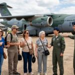 turistas com os pilotos da força aerea brasileira